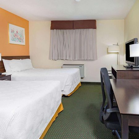 Travelodge By Wyndham Bracebridge Extérieur photo