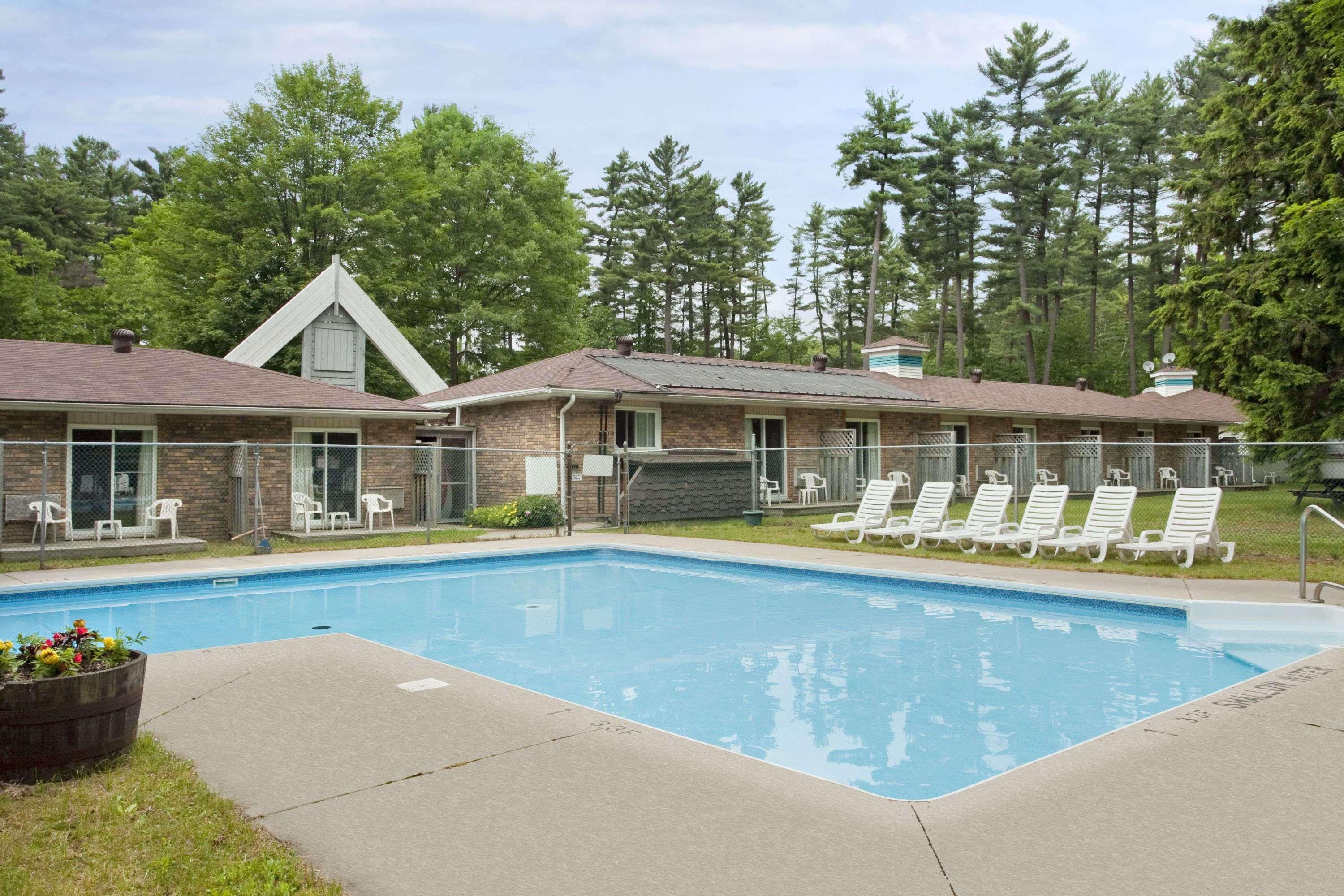 Travelodge By Wyndham Bracebridge Extérieur photo