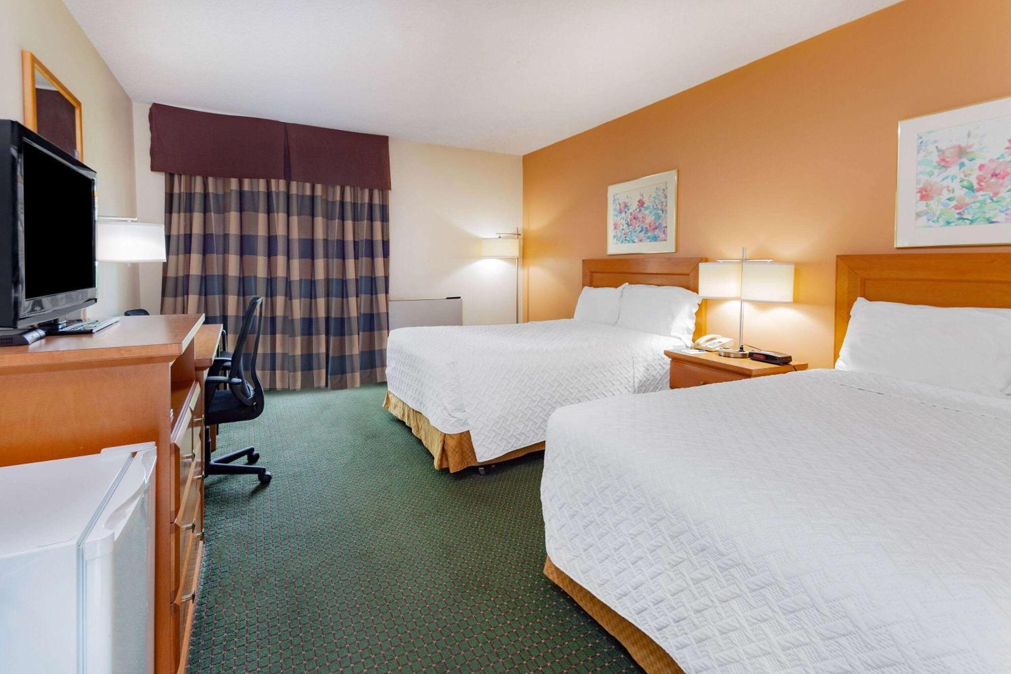 Travelodge By Wyndham Bracebridge Extérieur photo